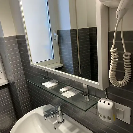 Tiburtina Suites, بيت ضيافة 3*
