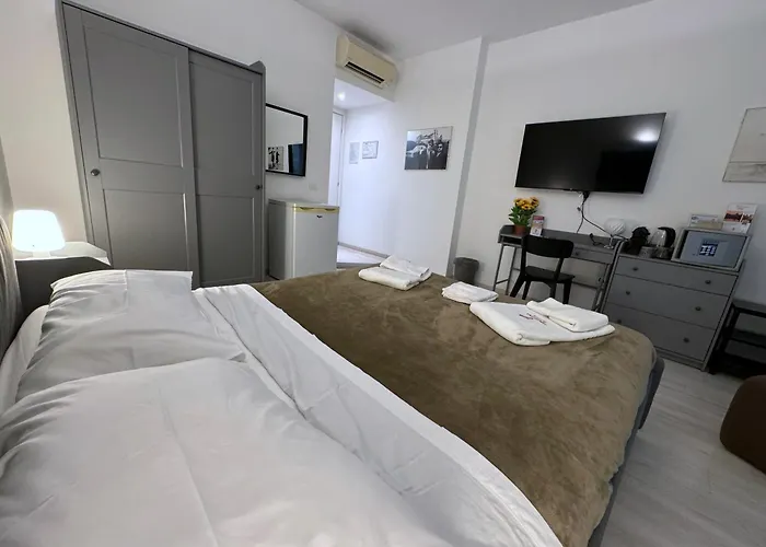 Pensión Tiburtina Suites, 3*